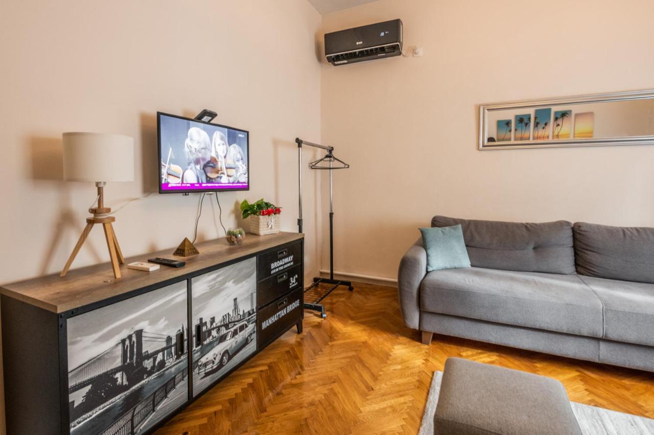 Neimar With Great Wi-fi And Free Parking